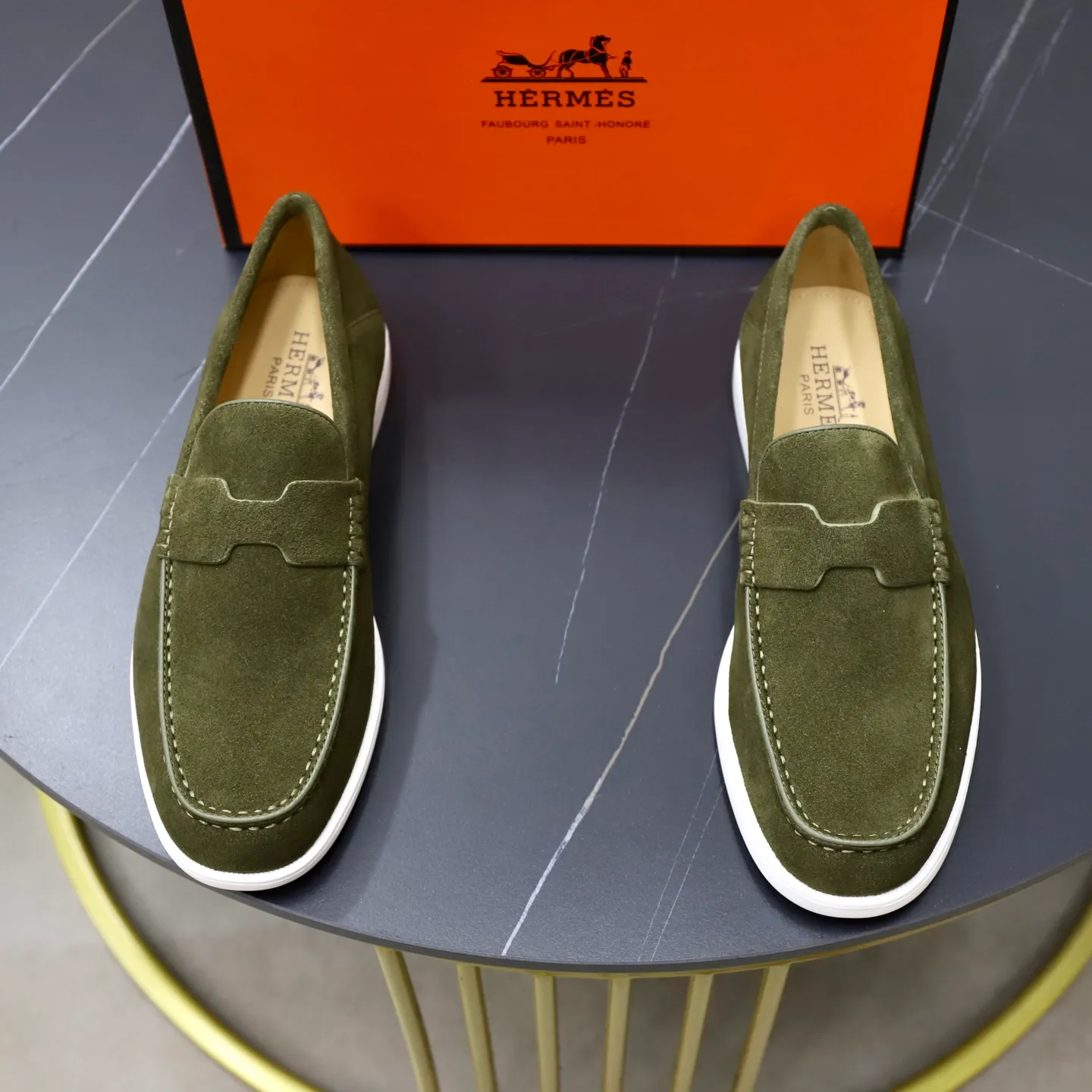 Ex-factory price: 540💰Hermès/Hermès slip-on men's shoes. This shoe is made of imported cow suede leather, with simple and smooth lines, and a 3CM rubber foam ultra-light sole combined with aerodynamic design! Youthful and fashionable, H button decoration, contrasting leather embellishment on the heel, calf lining to gently wrap your feet, with embossed logo cowhide feet, leather rock strips, casual and urban style, highlighting youthful vitality, sports and leisure version, super versatile Size number: 38-39-40-41-42-43-44 Standard leather shoe size (45 can be customized but does not support returns)